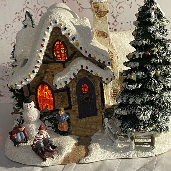 Thomas Kinkade Festive Holiday Village House -Lighted Sweet Heart Cottage III - Picture 3 of 13